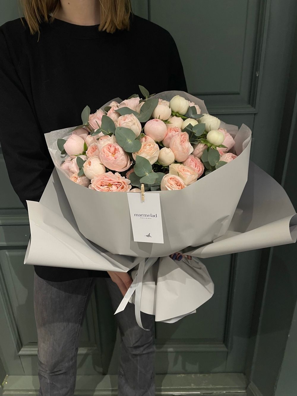 Букет из кустовой пионовидной розы Менсфилд парк с добавлением зелени эвкалипта