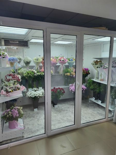 Холодильная камера для цветов во флористическом салоне