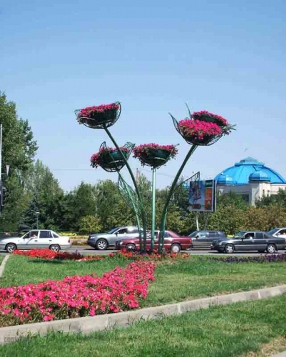 Цветочница Букет Крокусов с лепестками и листьями