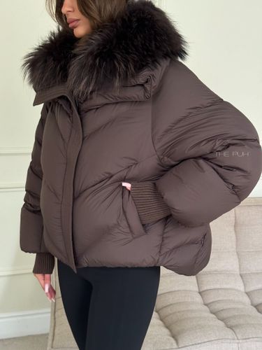 Короткий шоколадный пуховик с меховым воротником
