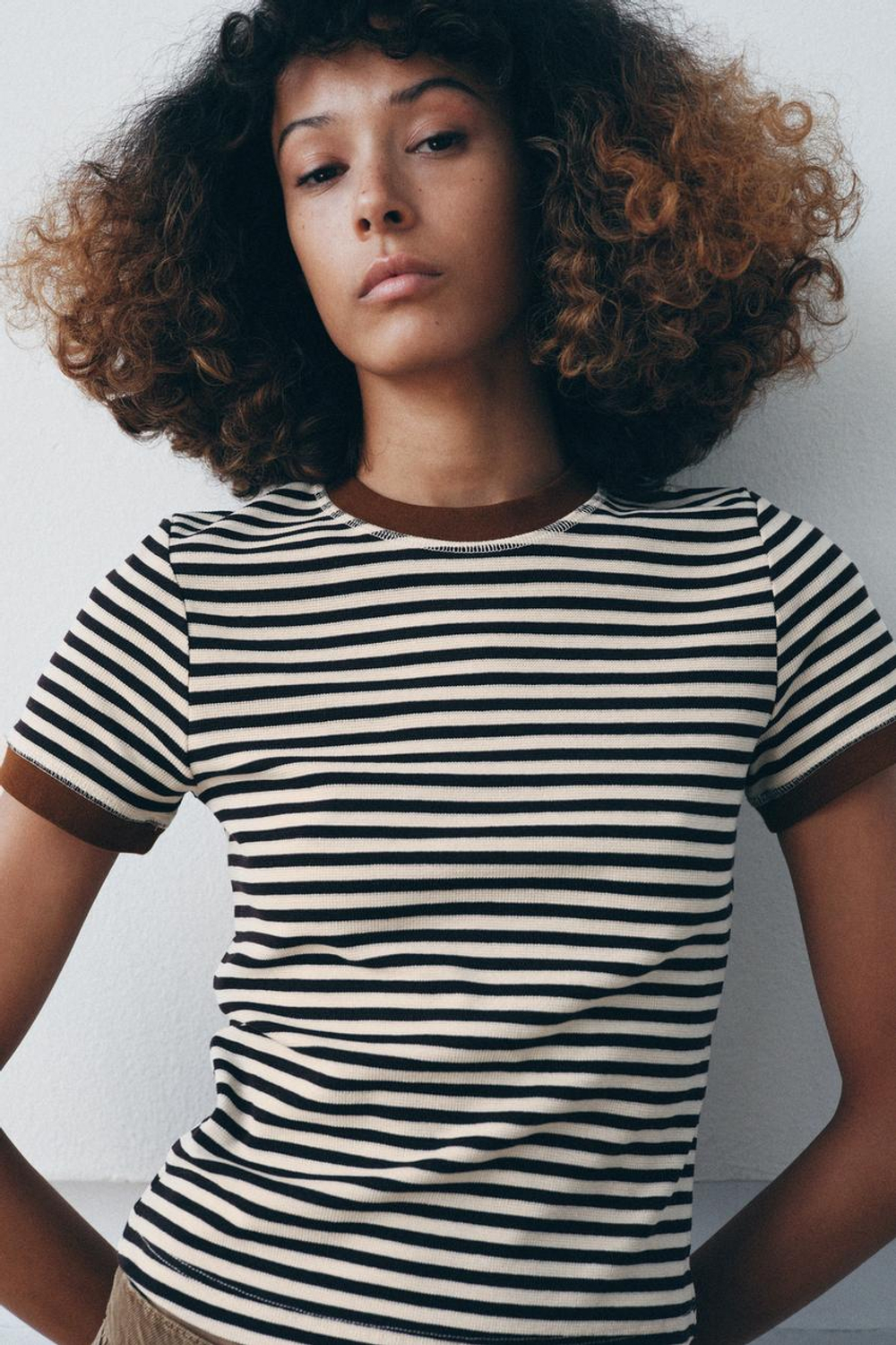 ZARA ФУТБОЛКА В ПОЛОСКУ С КОРОТКИМ РУКАВОМ, ПОЛОСКИ