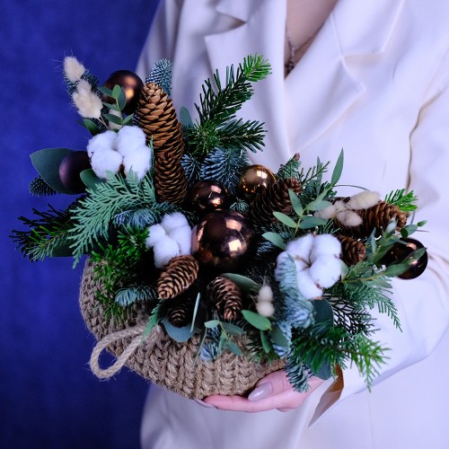 Купить Композиция зимняя #678 с еловыми ветками в вязаном кашпо