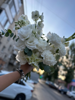 “Свадебный букет невесты «Весеннее очарование» с доставкой от «Цветы Луны»”.