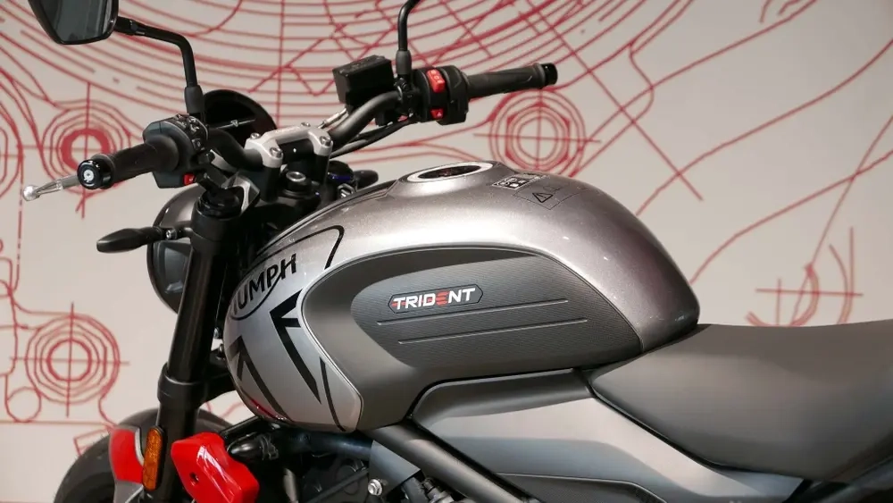 Triumph Trident 660 grey SILVER ICE DIABLO RED 2023
