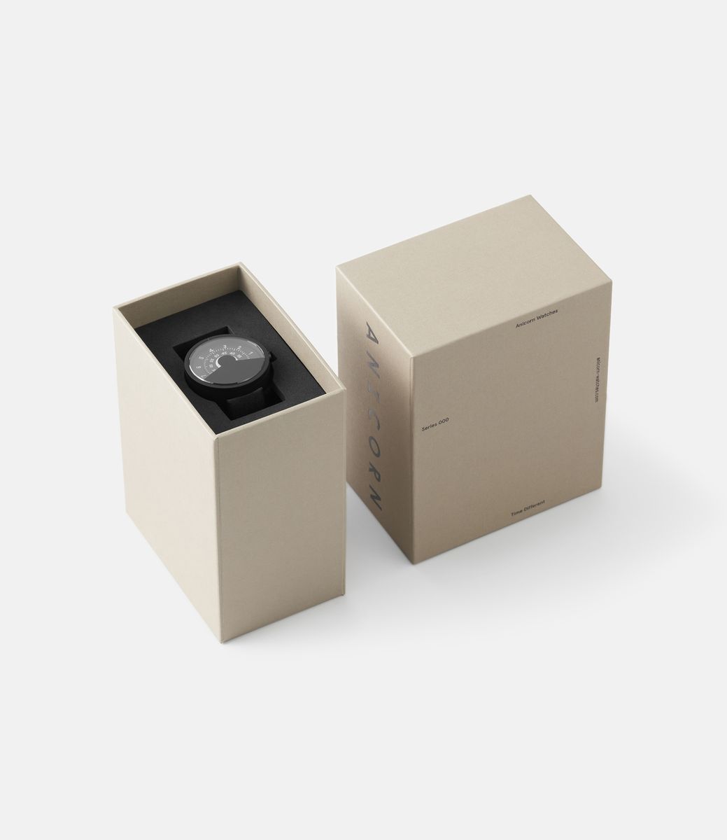 Anicorn Series 000 Black & White — часы с дисковым циферблатом
