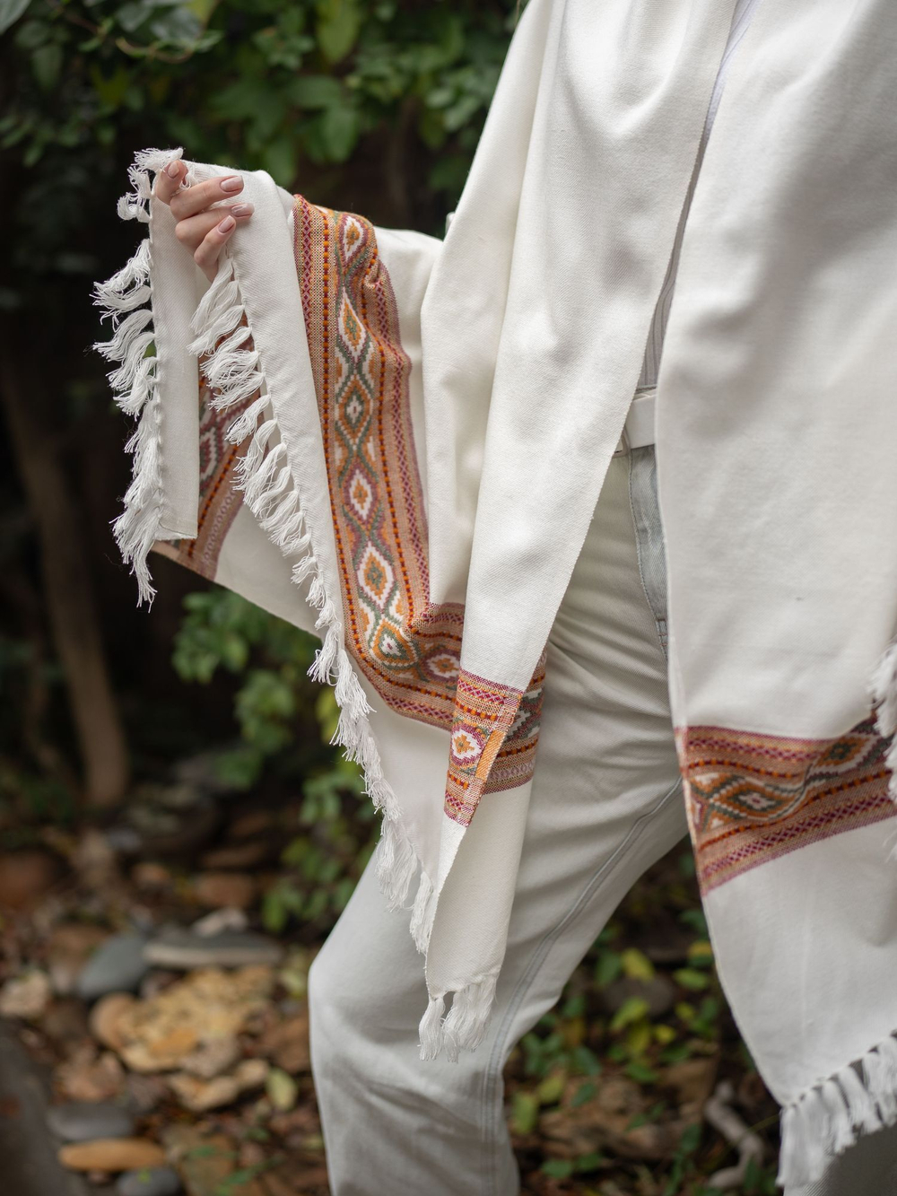 Шерстяной палантин с вышивкой (белый)