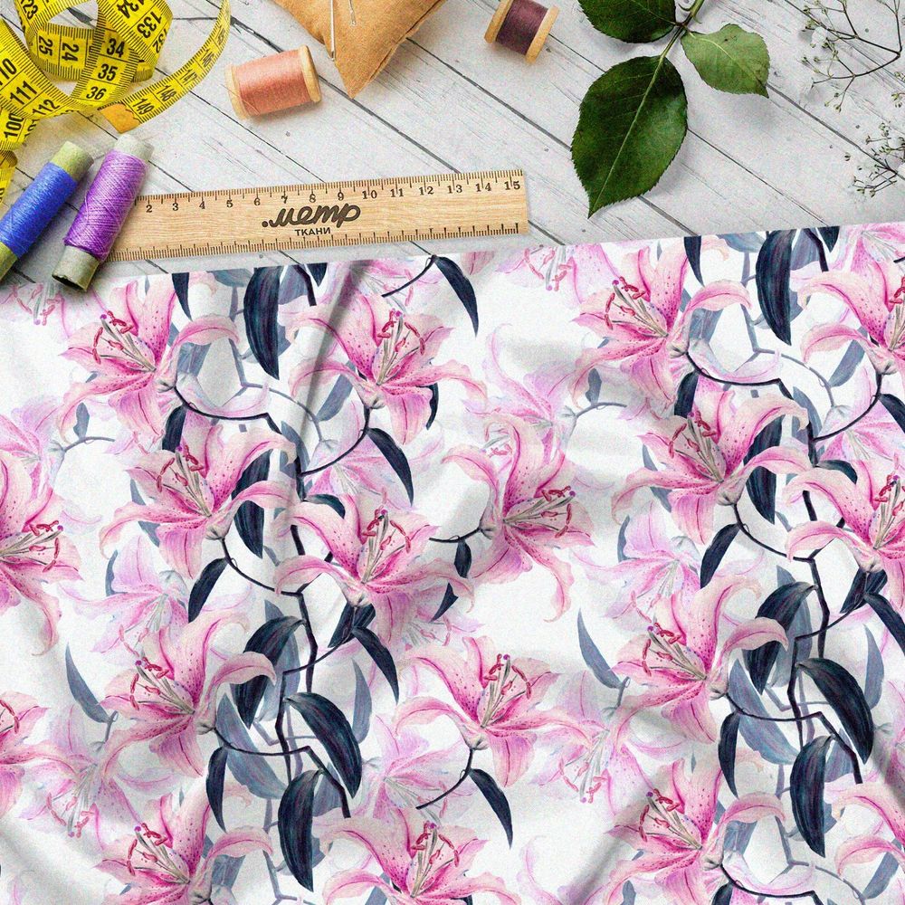 Ткань кулирная гладь розовые лилии с синей листвой на белом фоне