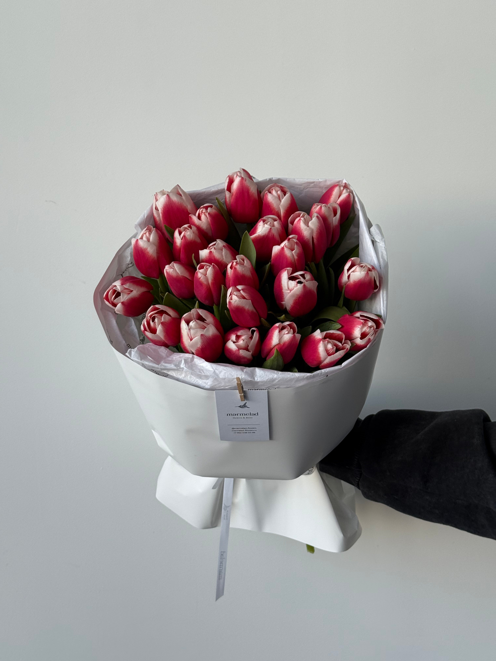 Букет из 25-ти красно-белых тюльпанов
