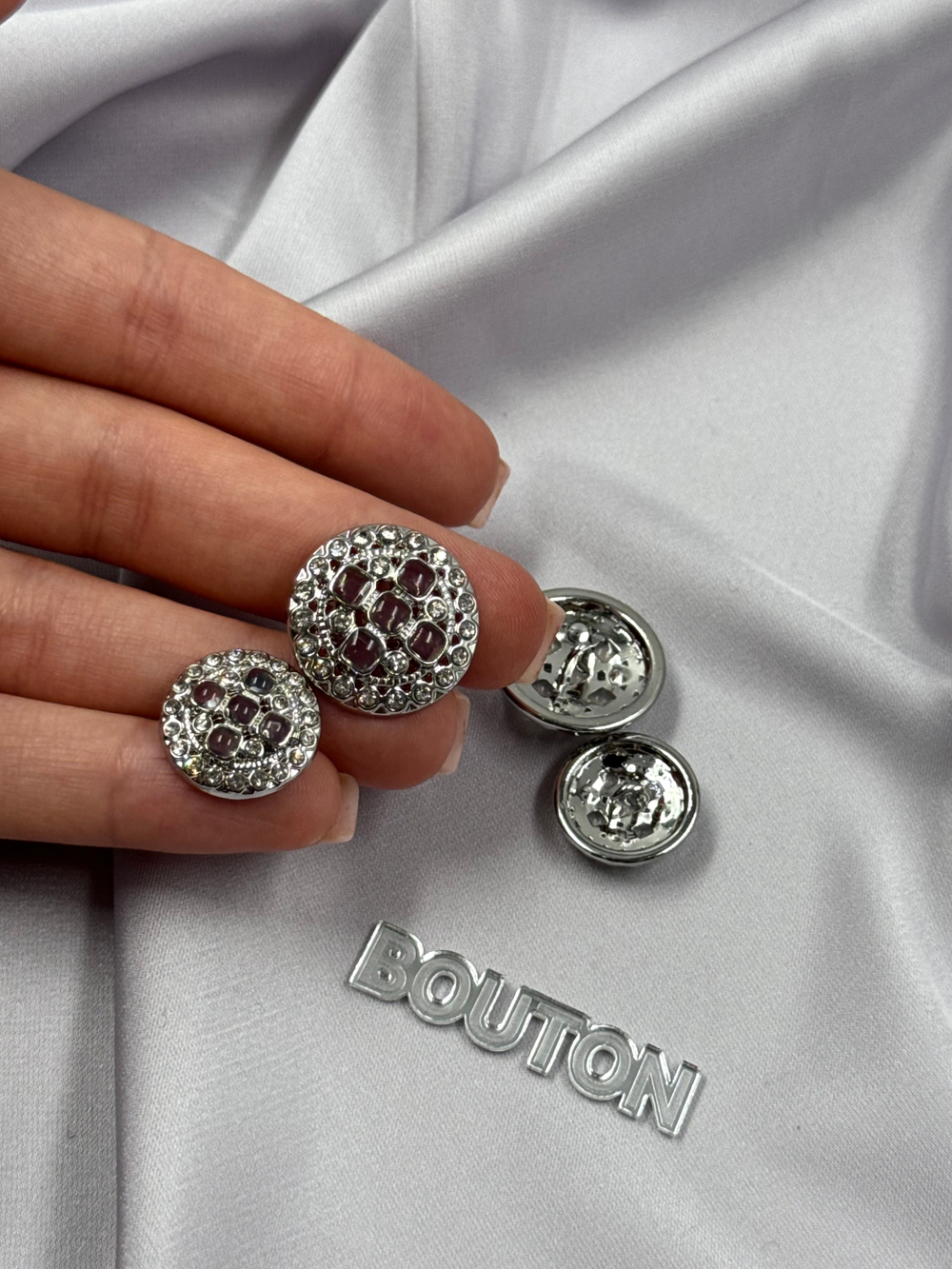 Пуговицы серебристые с прозрачными серыми камнями и стразами