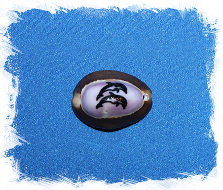 Ципрея Капутсерпентис отшлифованная, с отв. с  2 дельфинами