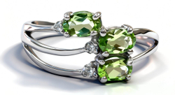 Ювелирное кольцо из серебра 925 пробы,вставка хризолит,фианиты,размер 18