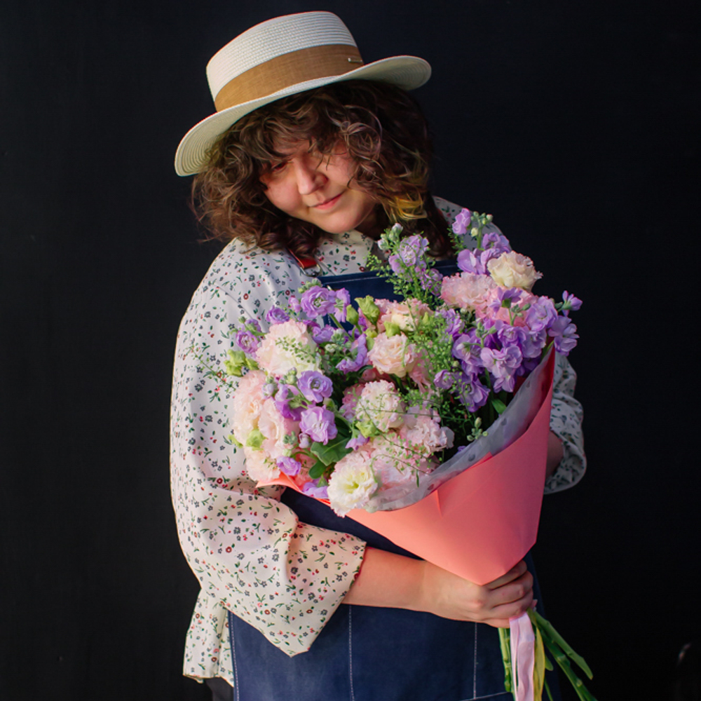 26. Милый светлый букет с маттиолой и эустомой