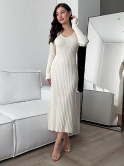 Платье вязаное, средней длины, с v-вырезом, на завязках