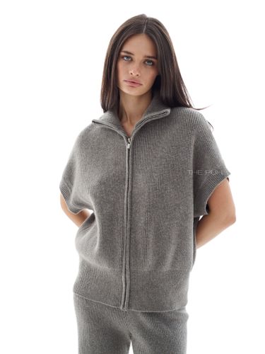 Темно-серый трикотажный костюм с жилетом