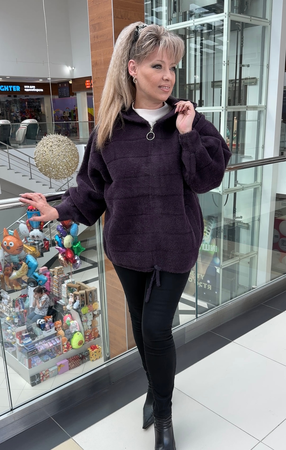 Теплый жакет-куртка из альпака с капюшоном в цвете электрик