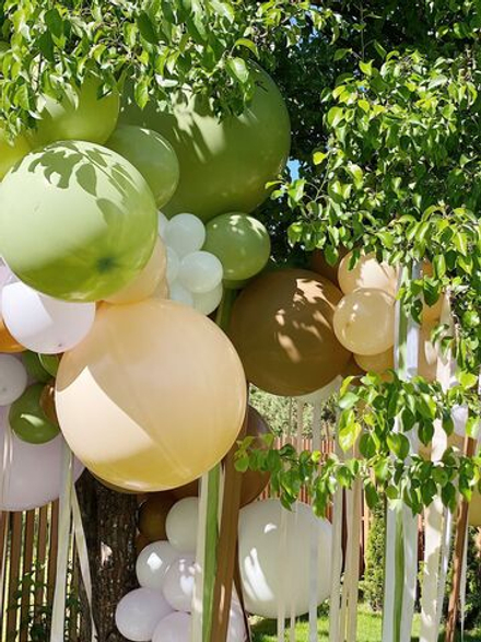 Инсталляция из шаров на дереве