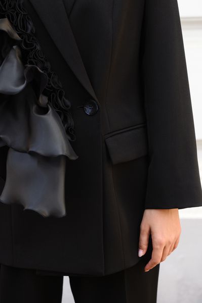 Чёрный двубортный жакет с декором «Зефир»