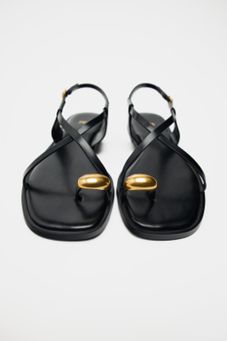 ZARA САНДАЛИИ С МЕТАЛЛИЧЕСКОЙ ДЕТАЛЬЮ, ЧЕРНЫЙ