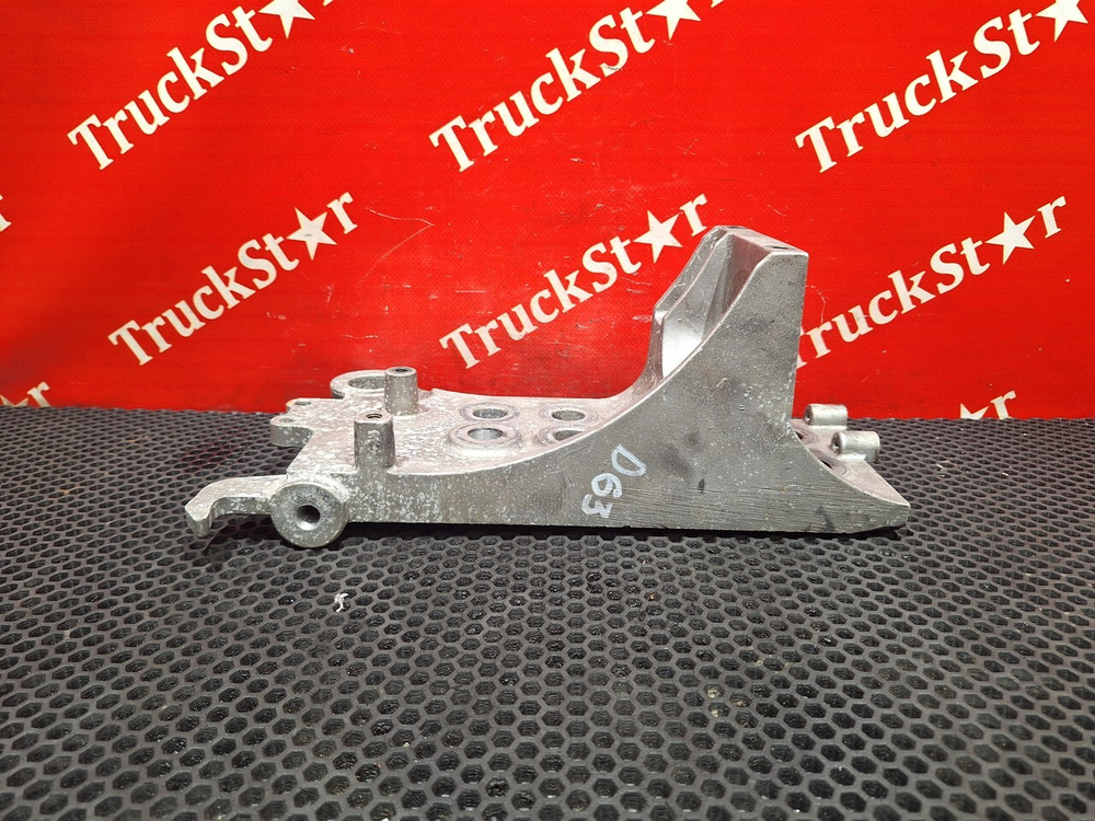 Кронштейн бампера правый 2018г.