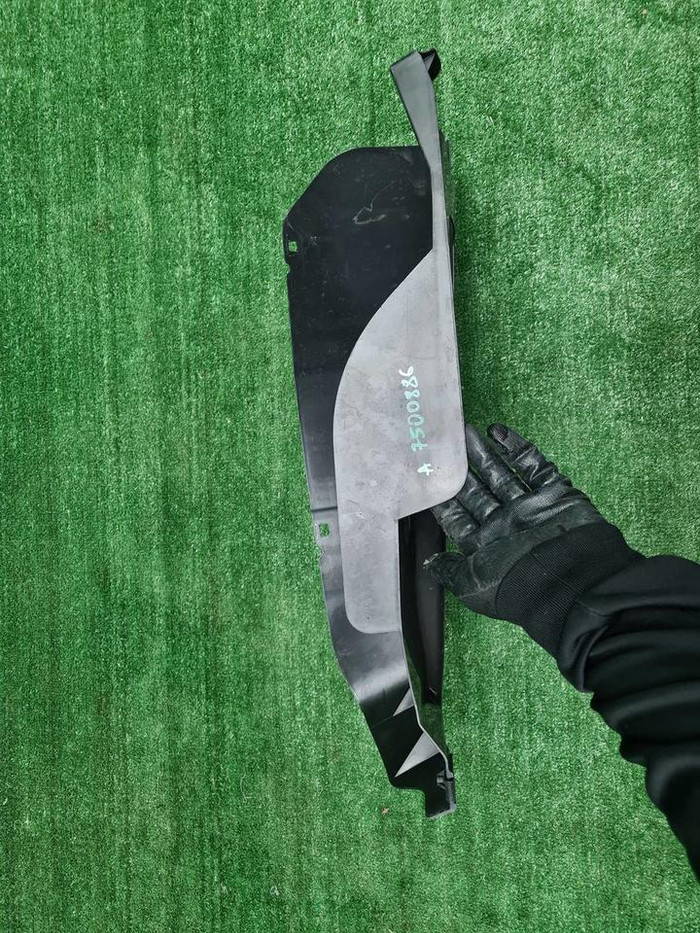 Пыльник заднего бампера левый Lexus LX 3 (15-23)