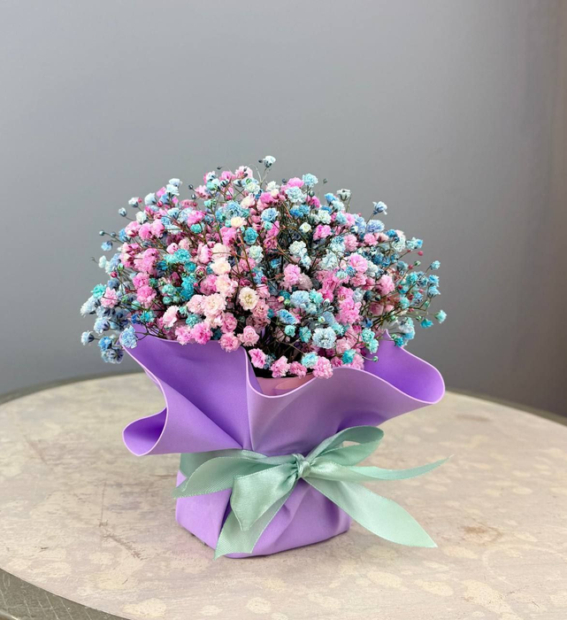 Композиция из цветной гипсофилы