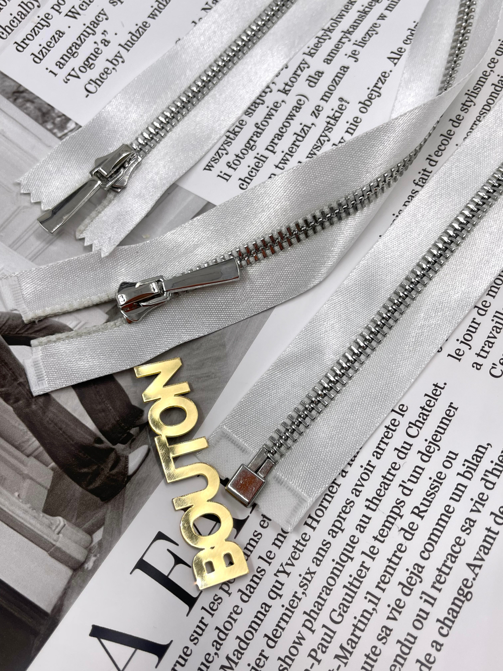 Молния на белой атласной тесьме серебристая