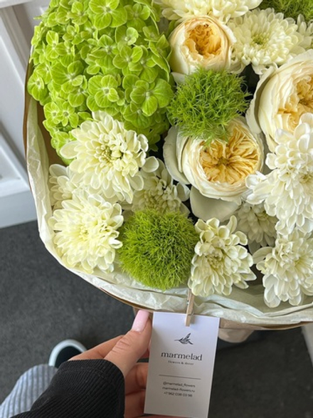 Букет из гортензии, кустовых пионовидных роз, хризантемы и диантусов