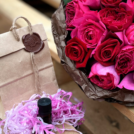 букет Рубиновый микс + эфирное масло Розы дамасской (Rosa × damascena) 1 мл (25 капель)