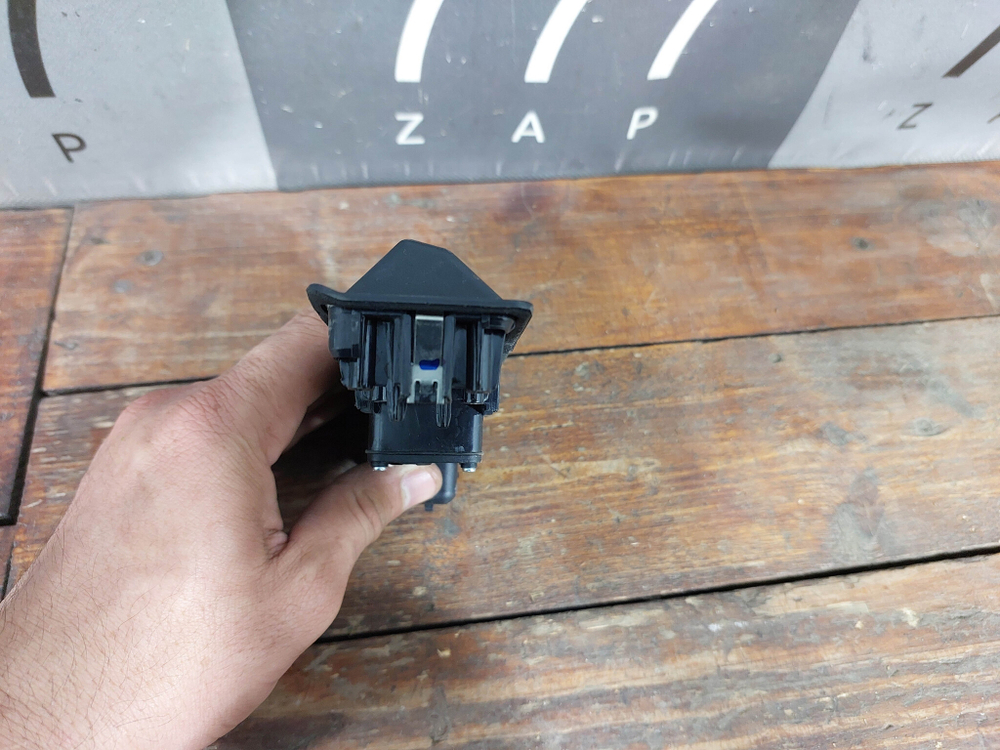 Ручка крышки багажника Geely Monjaro 21-нв Б/У Оригинал 7045133700