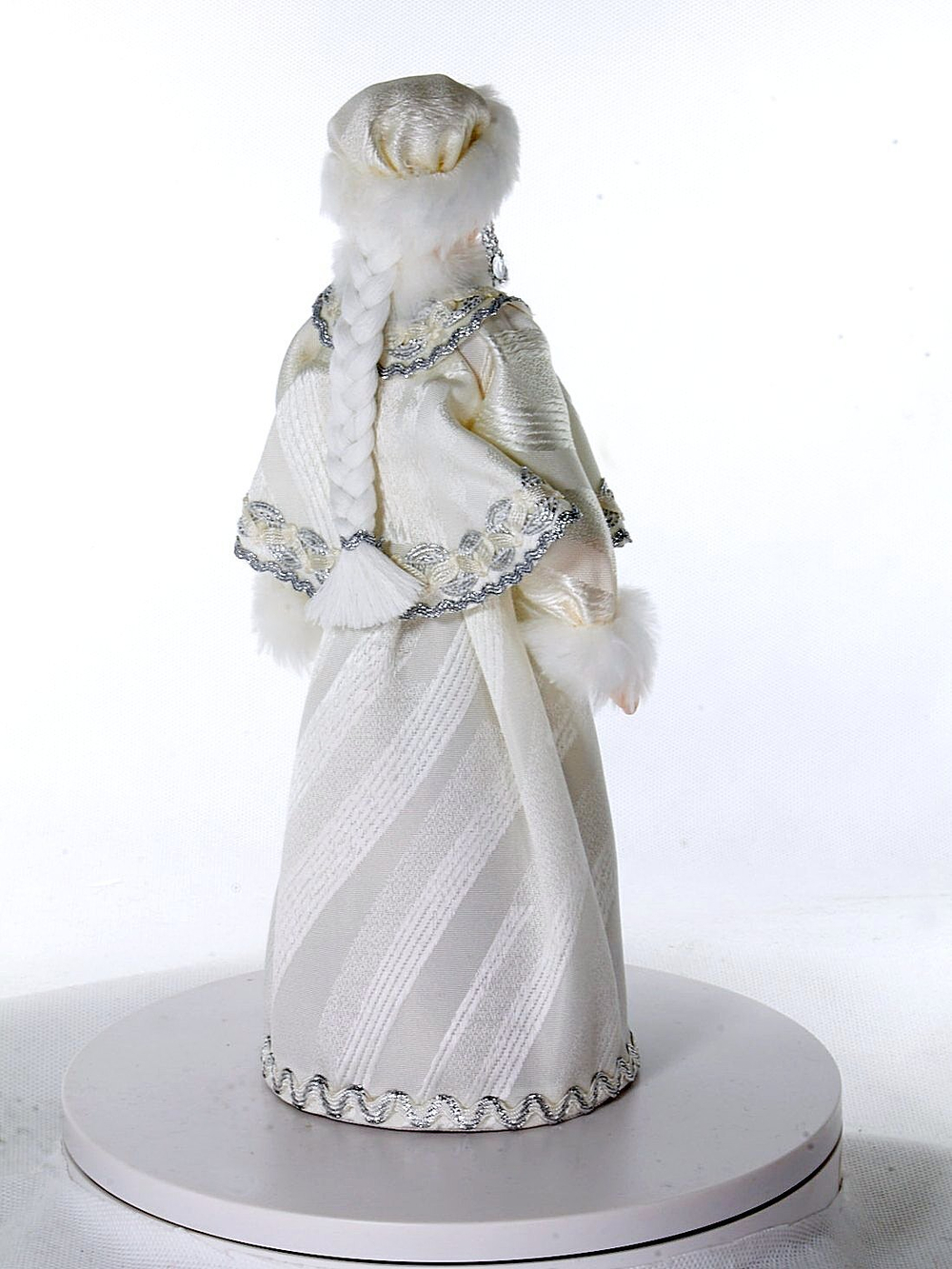 Фарфоровая кукла коллекционная Снегурочка в белой шубе. Новогодняя игрушка под ёлку ручной работы