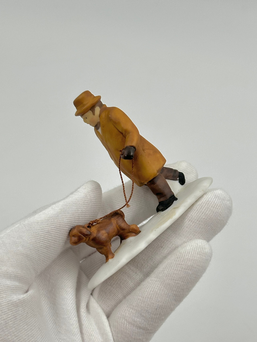 Фигурка Мужчина с собакой Department 56