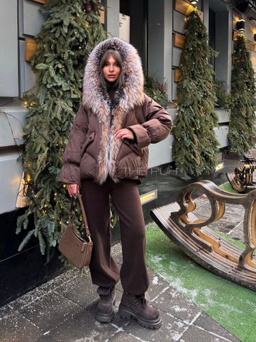 Укороченный коричневый пуховик с отделкой из меха лисы