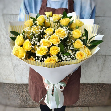 Букет из 7 кустовых роз сорта "Bandolero" с гипсофилой