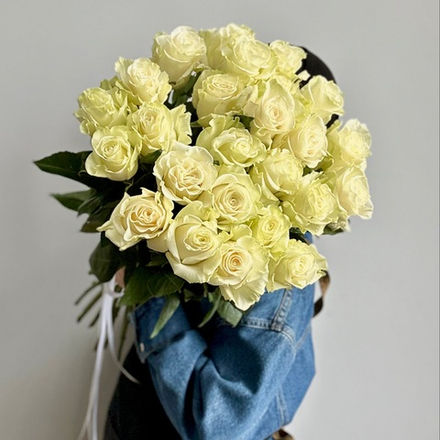 25 белых премиальных роз «Мондиаль». Букет 1081