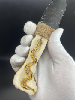 Обсидиановый нож с рукояткой из рога оленя с рисунком змеи 17 см