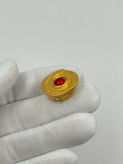 Накладка на пуговицу с красным кабошоном