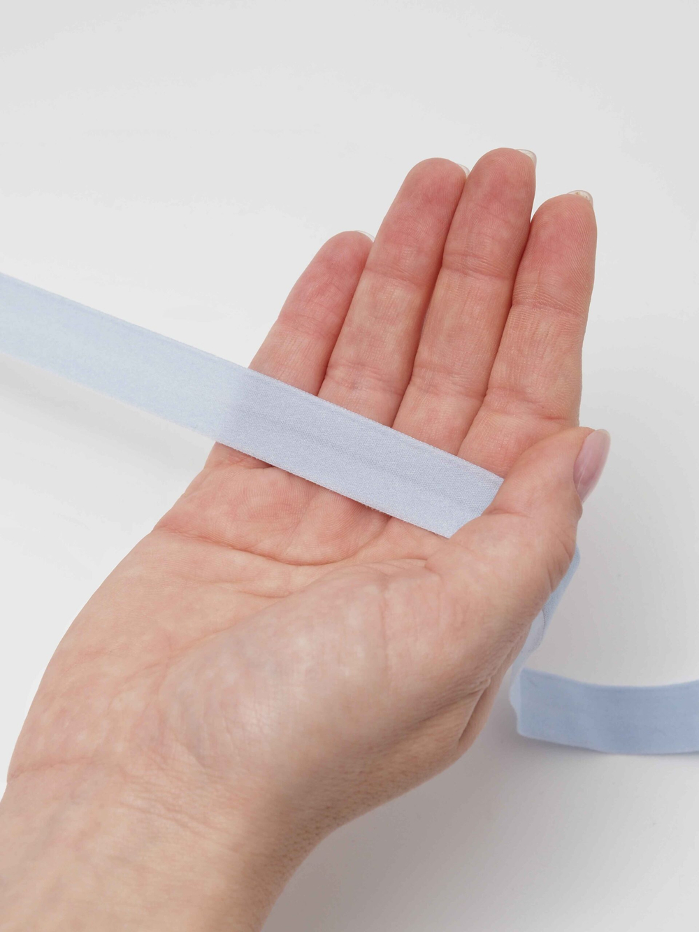 Бейка эластичная нежно-голубая матовая ширина 15 мм