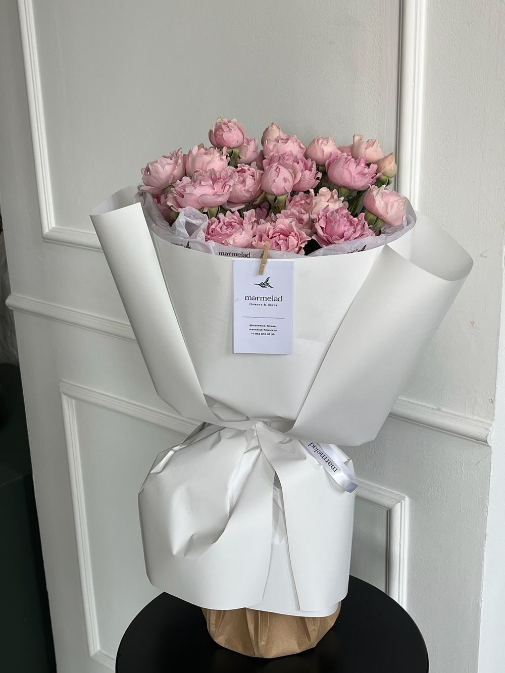 Моно букет из кустовых пионовидных роз