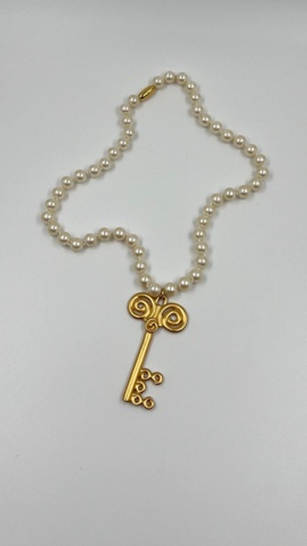 Кулон Ключ на «жемчужных» бусах Anne Klein