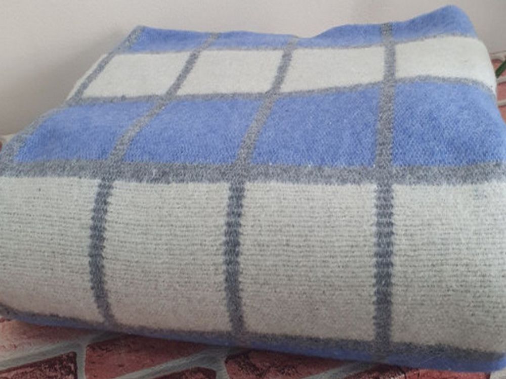 Одеяло полушерстяное "ВВ. БЕЛО-СЕРО-СИНЯЯ КЛЕТКА-3" ОПШ-1, 50% шерсть, плотность 400 г/м2, Россия.