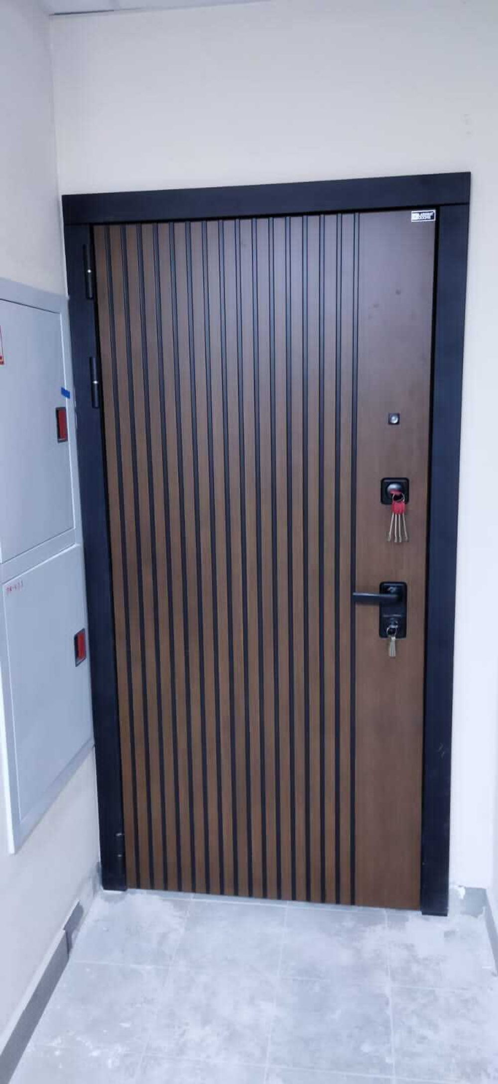 Дверь входная Лабиринт STORM 25 Бетон светлый (черная вставка) металлическая