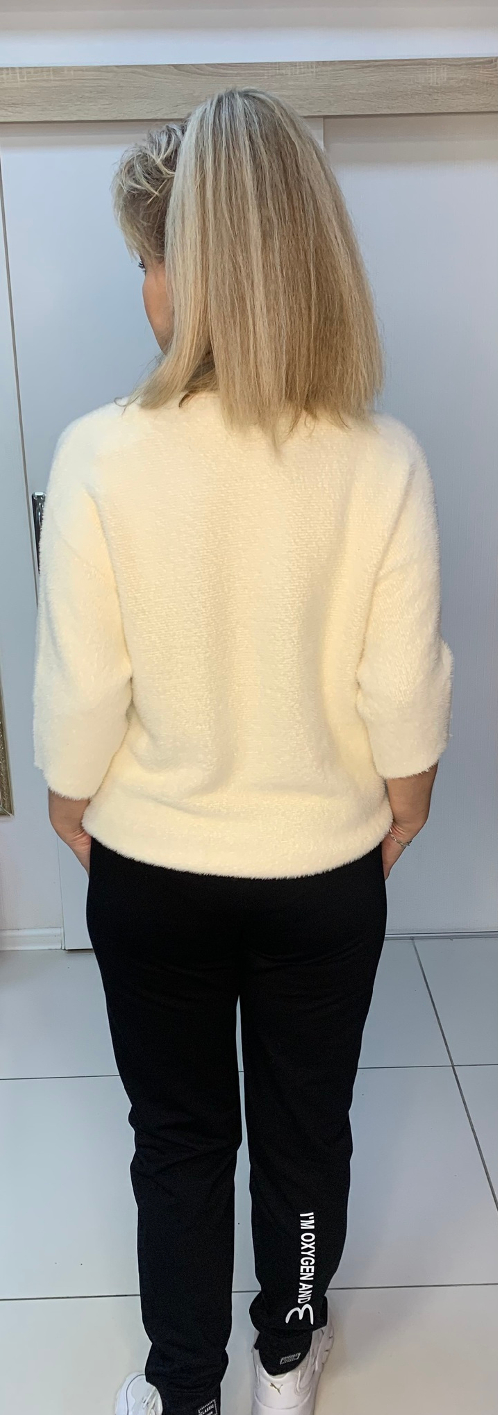 Черные узкие брюки на резинке с белым принтом