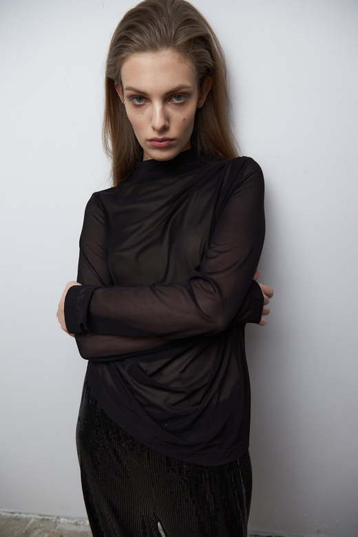 Лонгслив из черной сетки с драпировкой