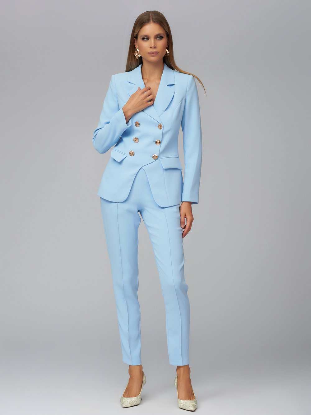 Женский голубой костюм двойка с двубортным жакетом