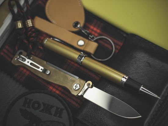 Складной нож Boker 01BO853 Atlas Brass c клинком из стали Sandvik™ 12С27, рукоять латунь