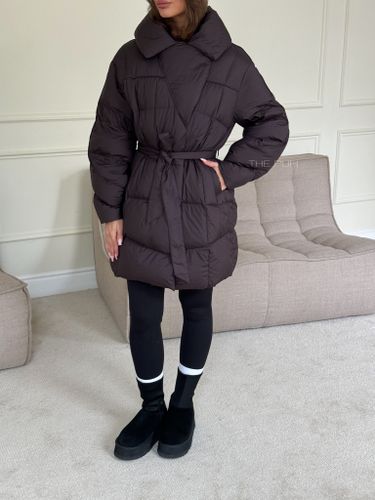 Удлиненный фиолетовый пуховик с отложным воротником