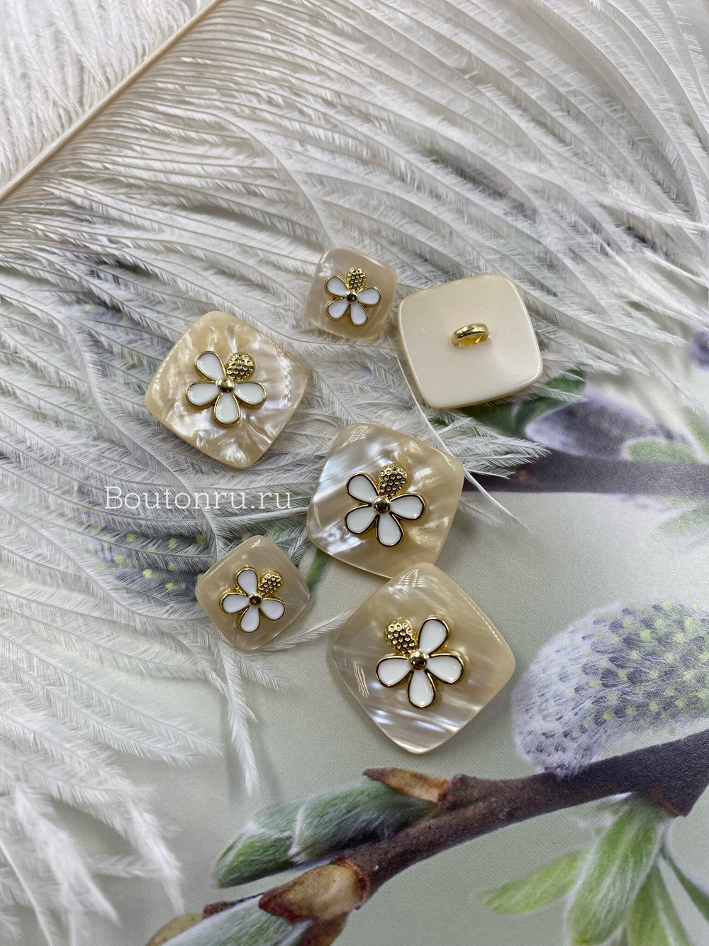 Пуговицы бежево-перламутровые квадратные с золотистым цветком
