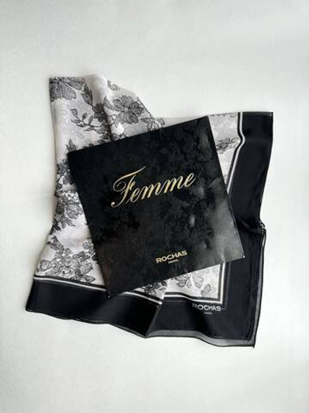 Платок белый с чёрными цветами Rochas