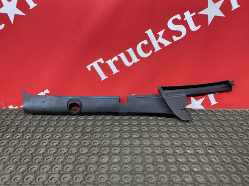 Накладка стойки правой 2017г