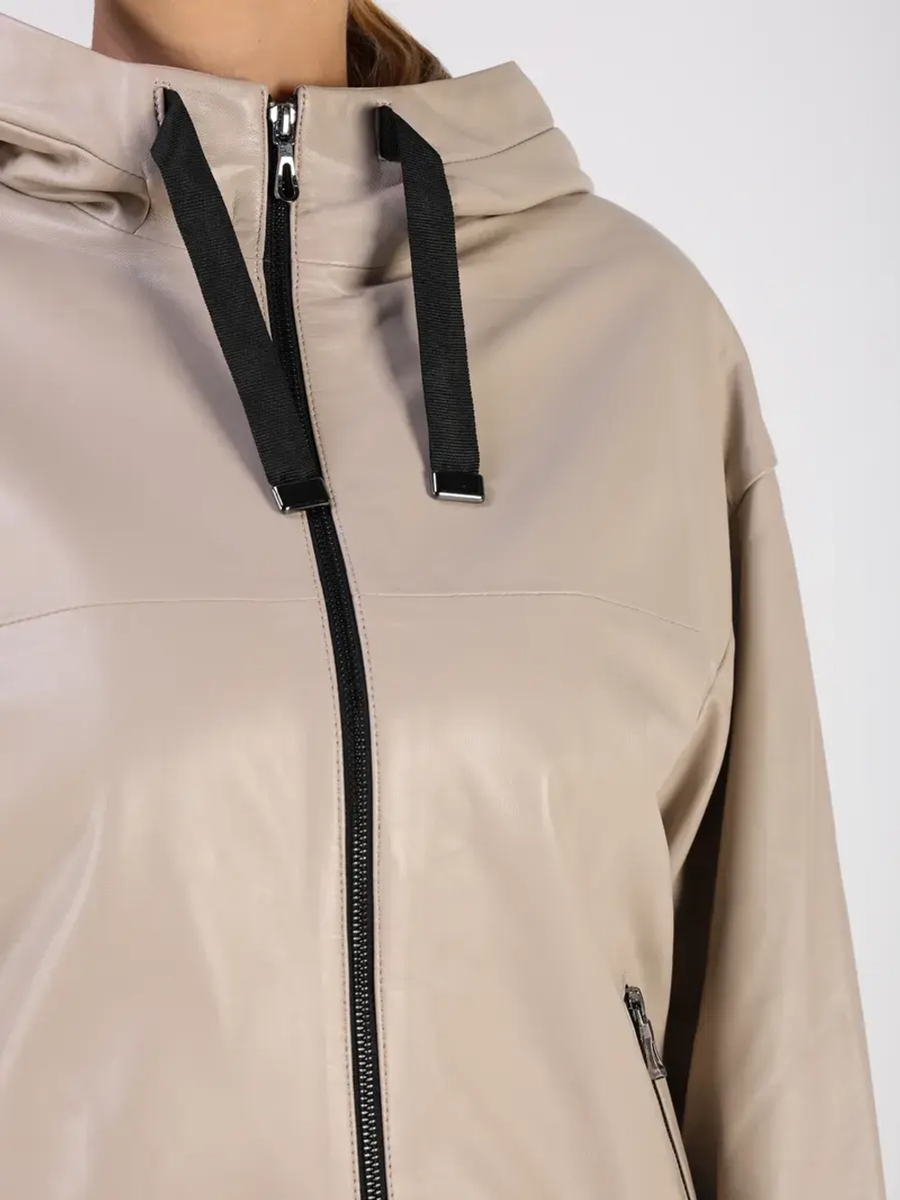 Кожаная куртка демисезонная с капюшоном короткая